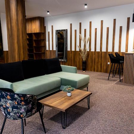 Hostel Tron ทราฟนิค ภายนอก รูปภาพ