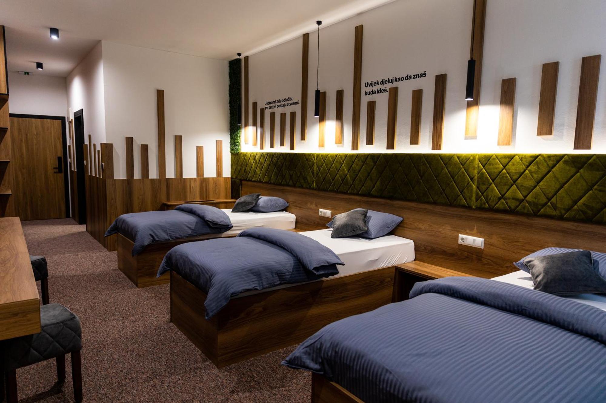Hostel Tron ทราฟนิค ภายนอก รูปภาพ