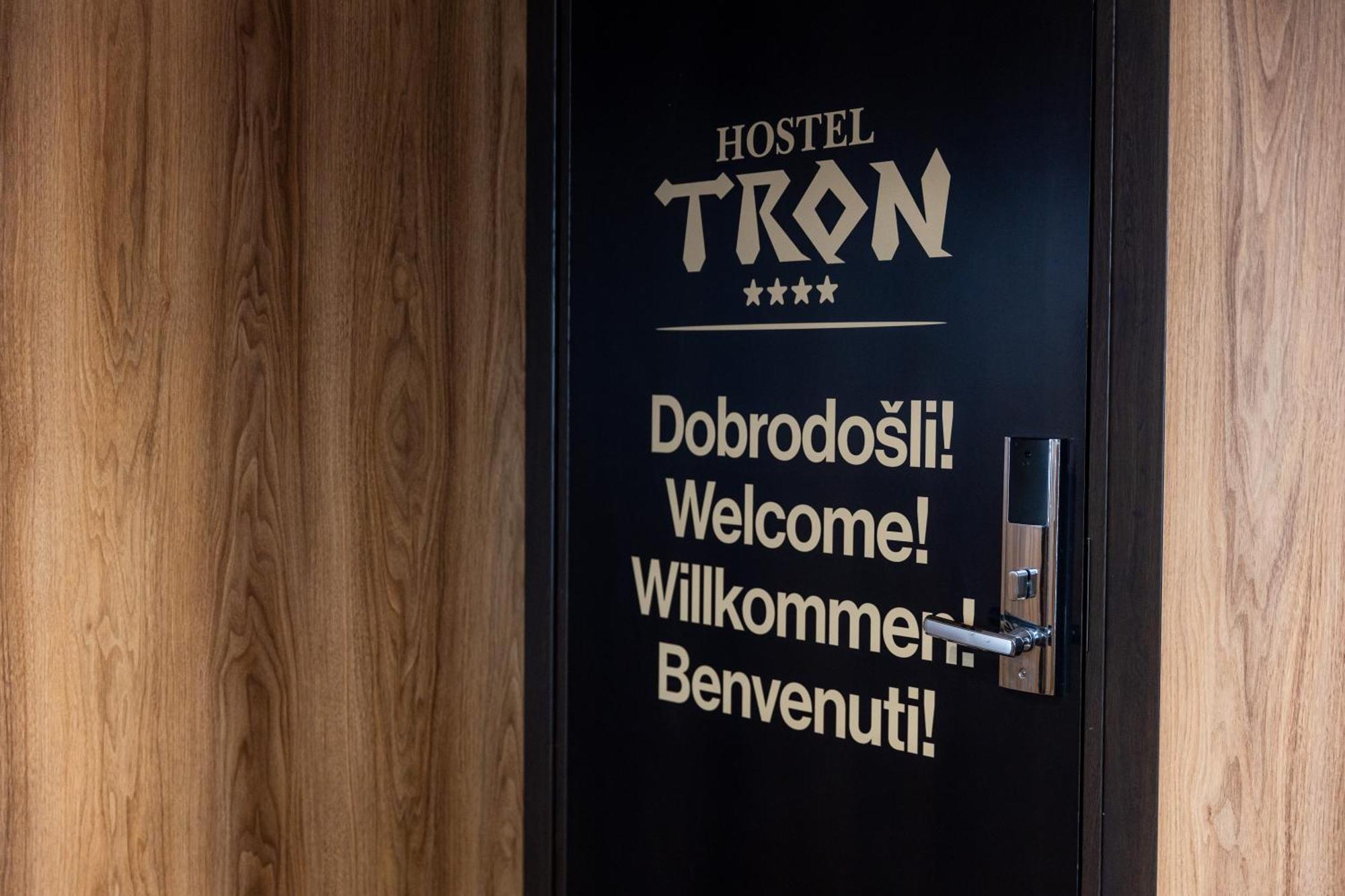 Hostel Tron ทราฟนิค ภายนอก รูปภาพ