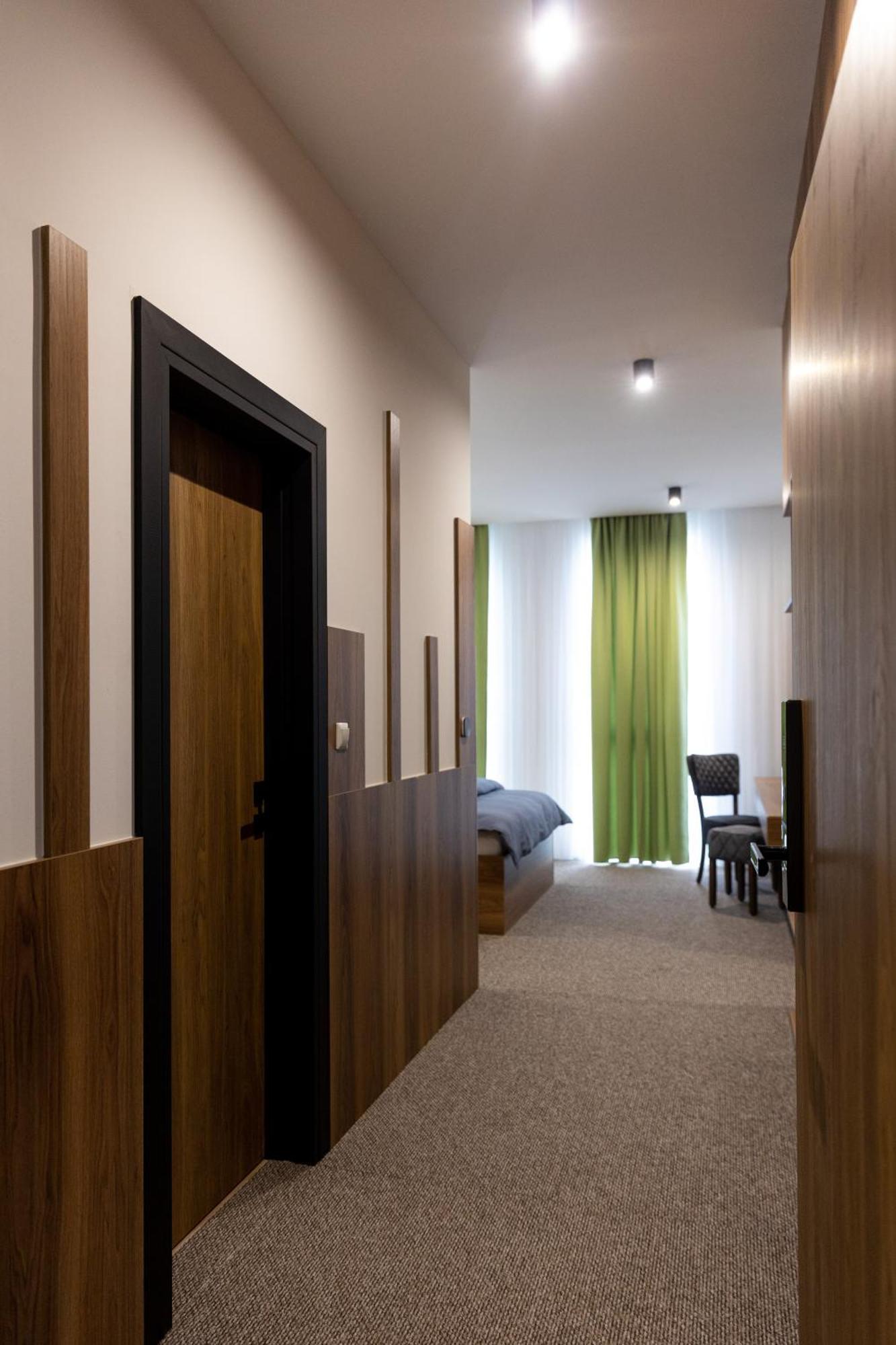 Hostel Tron ทราฟนิค ภายนอก รูปภาพ