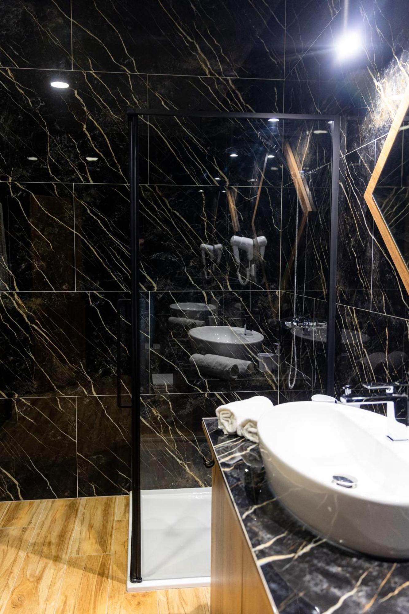Hostel Tron ทราฟนิค ภายนอก รูปภาพ