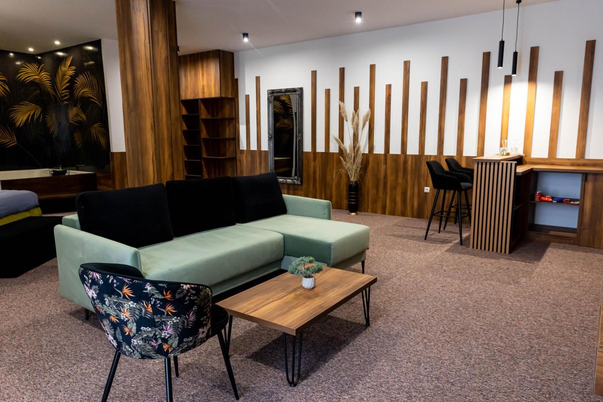 Hostel Tron ทราฟนิค ภายนอก รูปภาพ