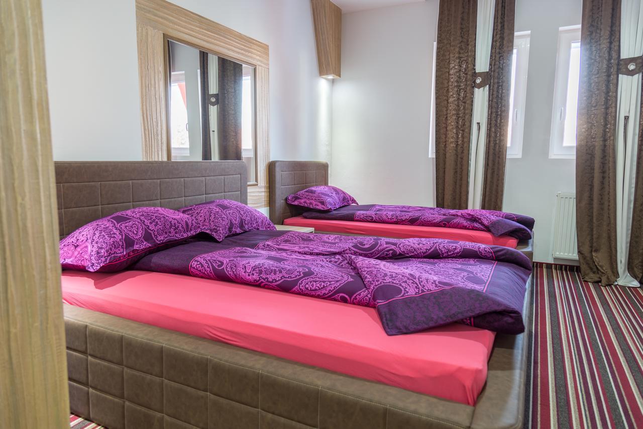 Hostel Tron ทราฟนิค ภายนอก รูปภาพ