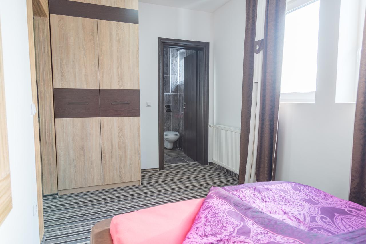 Hostel Tron ทราฟนิค ภายนอก รูปภาพ